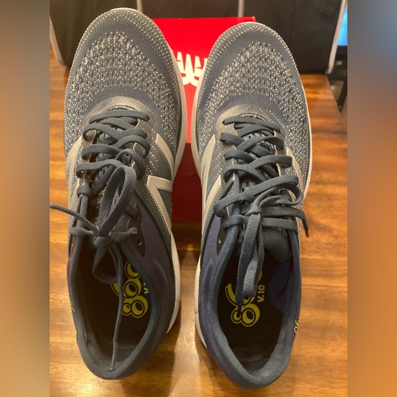 Mens New Balance sneakers - Picture 2 of 6